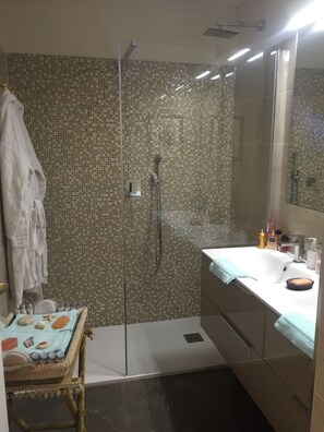 シャワー、ヘアドライヤー、ビデ、タオル