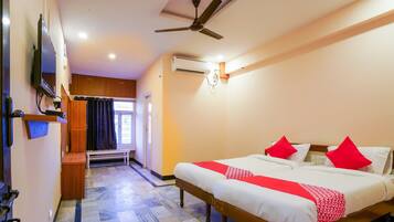 Deluxe Double Room | 1 bedroom, laptop workspace, WiFi, bed sheets