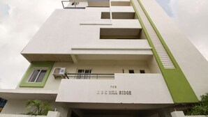 Un edificio de diseño moderno, con un llamativo acento verde en el lado derecho.