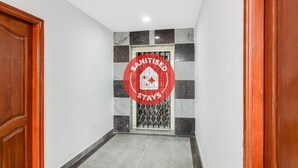 Un pasillo con un letrero rojo que indica que el área ha sido desinfectada.