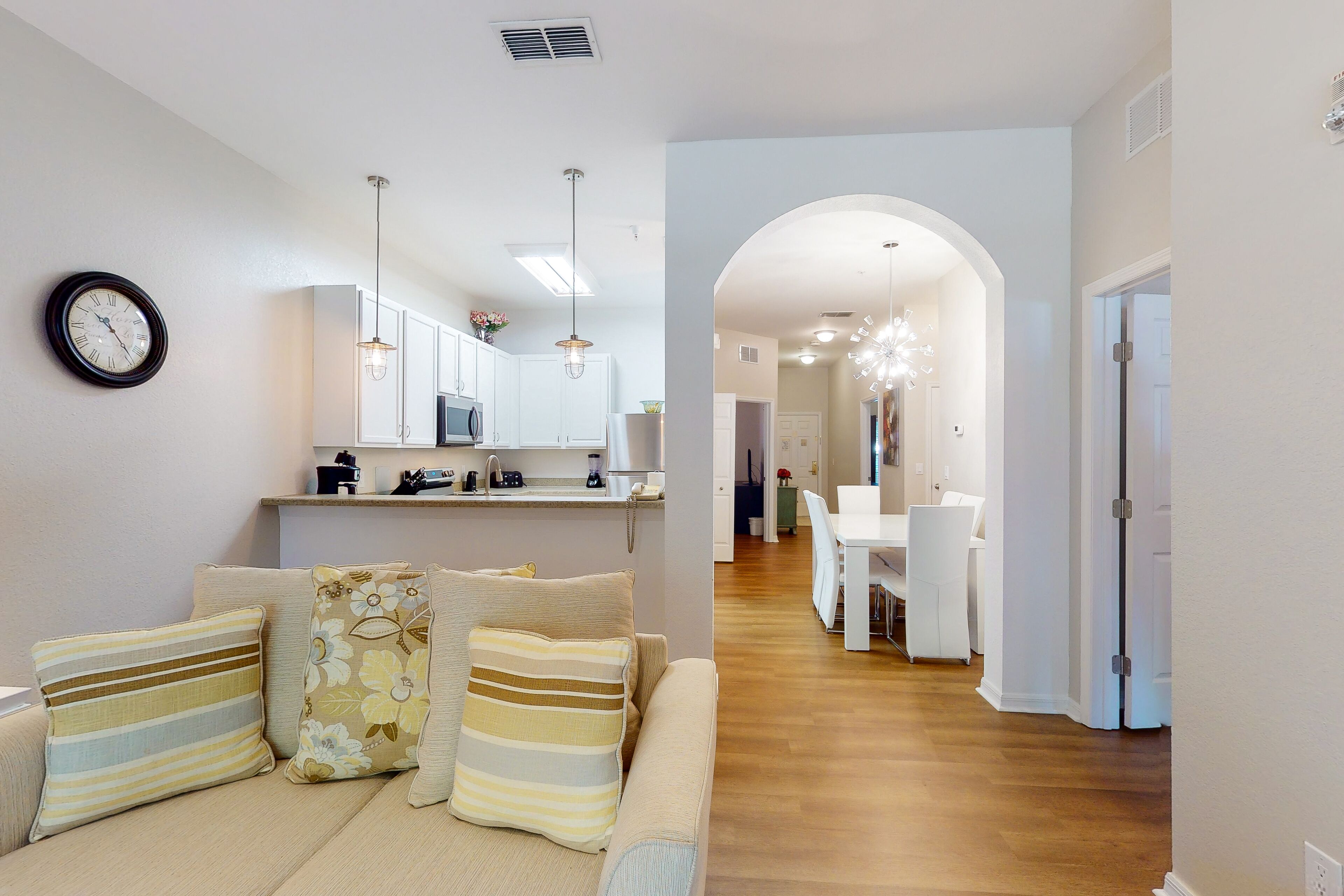 Televisio, DVD-soitin, pöytäjalkapallopöytä, pöytätennispöytä