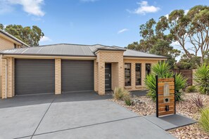 Exterior - La Sienna - Sellicks Beach - C21 SouthCoast Holidays (Sellicks Beach)