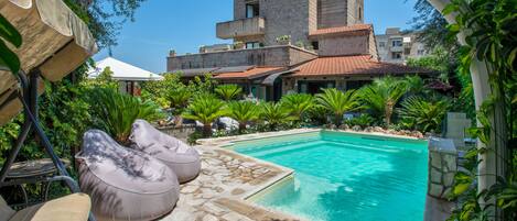 Una piscina al aire libre