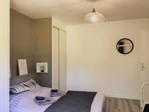 2 bedrooms, iron/ironing board, travel cot, WiFi