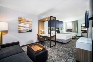 套房, 2 张大床 | 1 多间卧室、遮光窗帘、熨斗/熨衣板、免费婴儿床