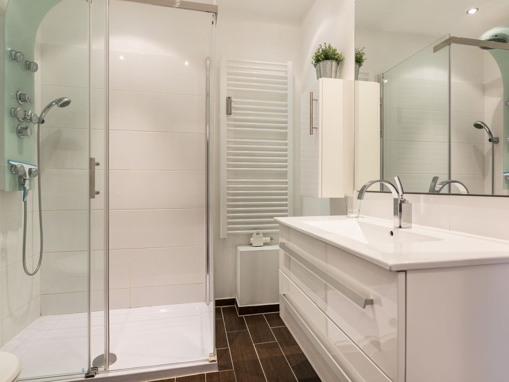 Dusche, Haartrockner, Toilettenpapier