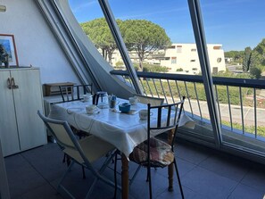 Dining - Air-Conditioned Studio Cabin with Pool and Parking, Sleeps 4 – Port Camargue (Port Camargue)