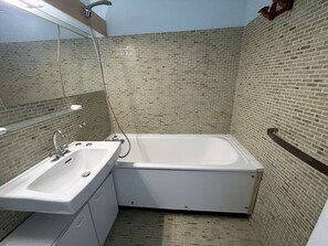 Bathroom - Air-Conditioned Studio Cabin with Pool and Parking, Sleeps 4 – Port Camargue (Port Camargue)