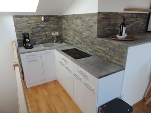 Apartment | Eigene Küche | Kühlschrank, Ofen, Herdplatte, Wasserkocher mit Kaffee-/Teezubehör