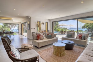 Smart TV, fireplace, table tennis, books - Luxurious waterfront villa with heated pool (La Croix-Valmer)