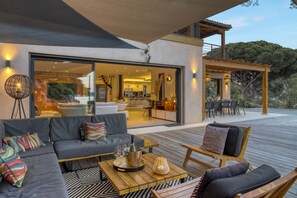Outdoor dining - Luxurious waterfront villa with heated pool (La Croix-Valmer)