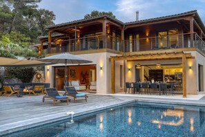 Piscina all'aperto, una piscina riscaldata