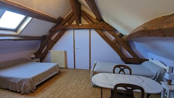 7 slaapkamers, een strijkplank/strijkijzer, reisbedje, gratis wifi