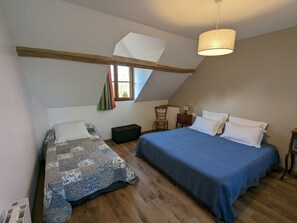 7 habitaciones, tabla de planchar con plancha y cuna de viaje 