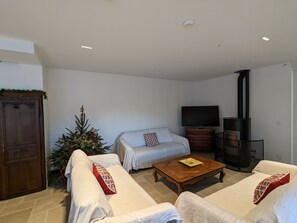 Televisión, chimenea, futbolito y tenis de mesa 