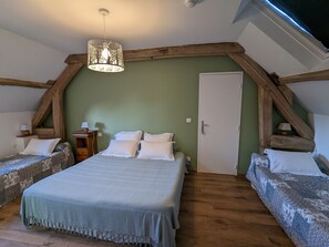 7 habitaciones, tabla de planchar con plancha y cuna de viaje