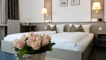 Standard-Doppelzimmer | Schreibtisch, VerdunkelungsvorhÀnge, kostenloses WLAN, BettwÀsche