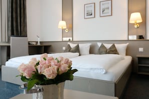 Standard Double Room | Desk, blackout drapes, free WiFi, bed sheets - Hotel am Wasserfall (Lingen)