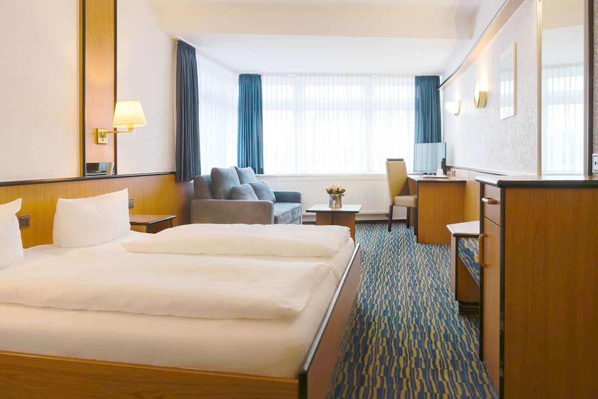 Superior Double Room | Desk, blackout drapes, WiFi (free), bed sheets