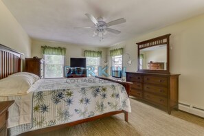 Iron/ironing board, free WiFi - This spacious 4 bedroom colonial is located in Eastward Look and is a 1/2 mile walk to Scarborough Beach. (Narragansett)