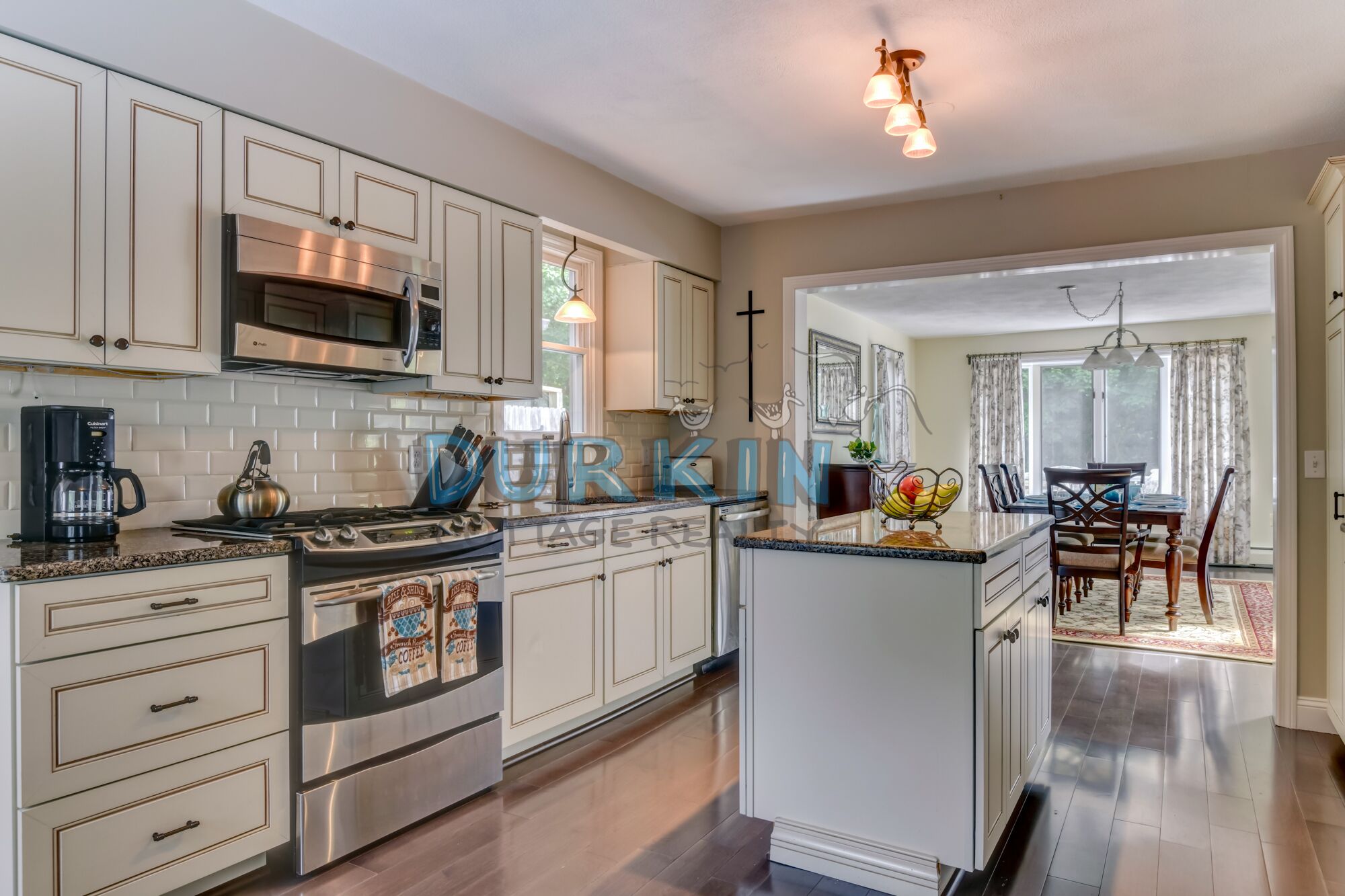 Réfrigérateur, micro-ondes, plaque de cuisson, lave-vaisselle