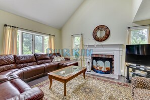 TV - This spacious 4 bedroom colonial is located in Eastward Look and is a 1/2 mile walk to Scarborough Beach. (Narragansett)