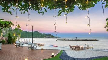 Breakfast, lunch and dinner served