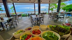 供应早餐、午餐和晚餐