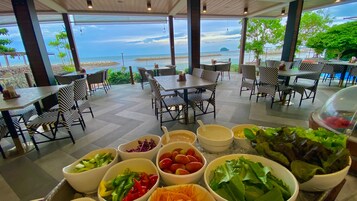 供应早餐、午餐和晚餐