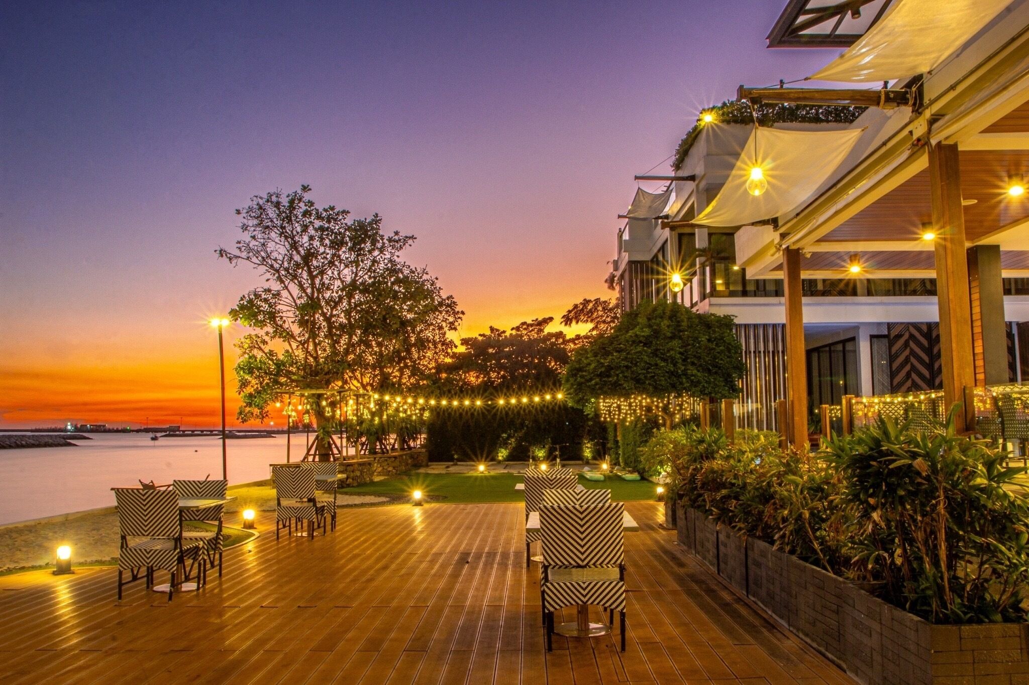 Breakfast, lunch and dinner served