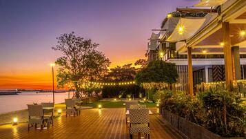 Breakfast, lunch and dinner served