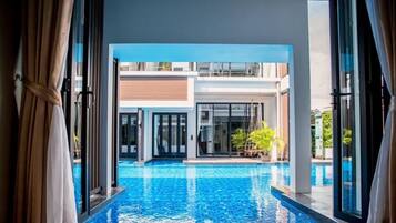 Grand Pool | Seprai premium, tempat tidur Select Comfort, minibar gratis, dan brankas