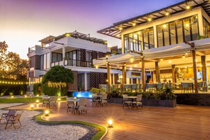 供应早餐、午餐和晚餐