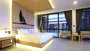 Ein modernes Hotelzimmer mit einem großen Bett, einem Schreibtisch und Blick auf die Stadtlandschaft.