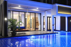 Pool Family | Woonruimte | Een 55-inch flatscreentelevisie met satellietzenders en een televisie