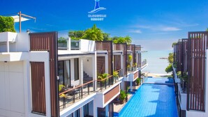 Ein modernes Resort mit Schwimmbad, Balkonen und Meerblick.