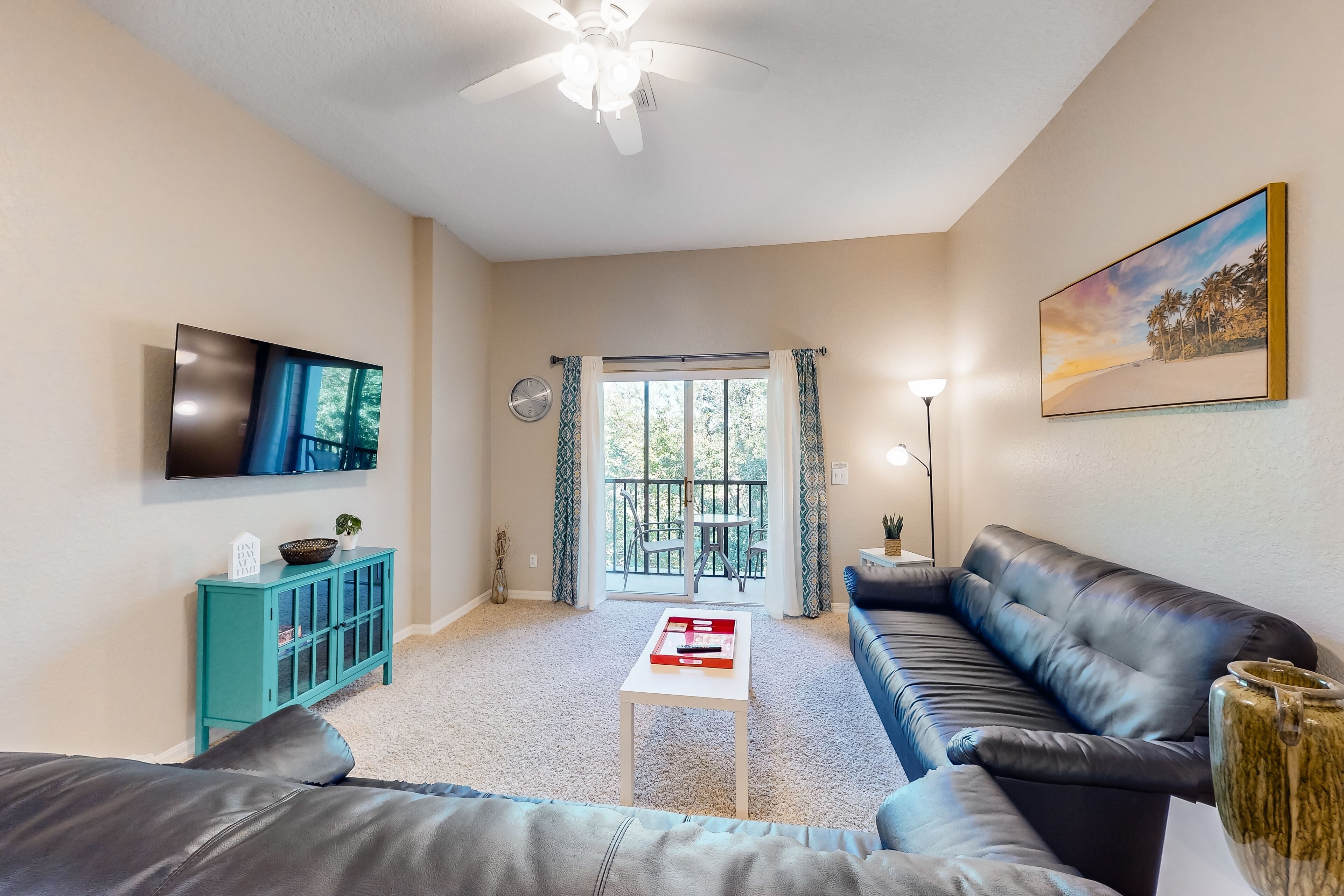 3rd floor condo w/ restaurant, tennis court, balcony, pools, basketball court