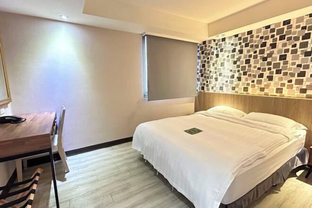 Premium bedding, down comforters, Select Comfort beds, desk