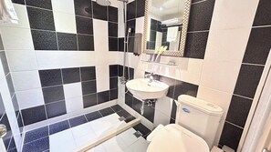 Bañera y ducha independientes, artículos de tocador gratuitos