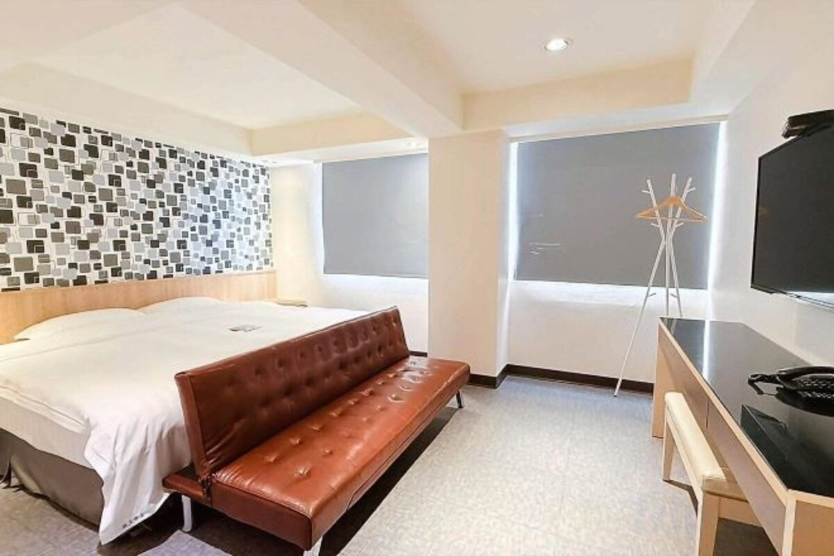 Premium bedding, down comforters, Select Comfort beds, desk
