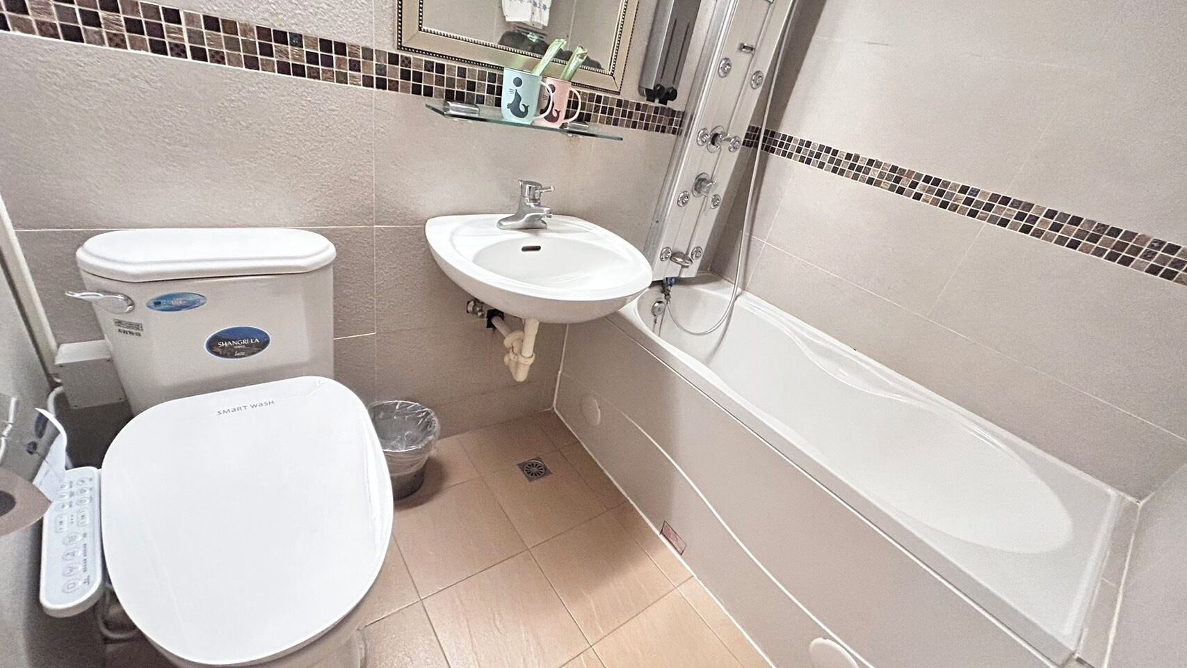 Un baño con inodoro, lavamanos y bañera.
