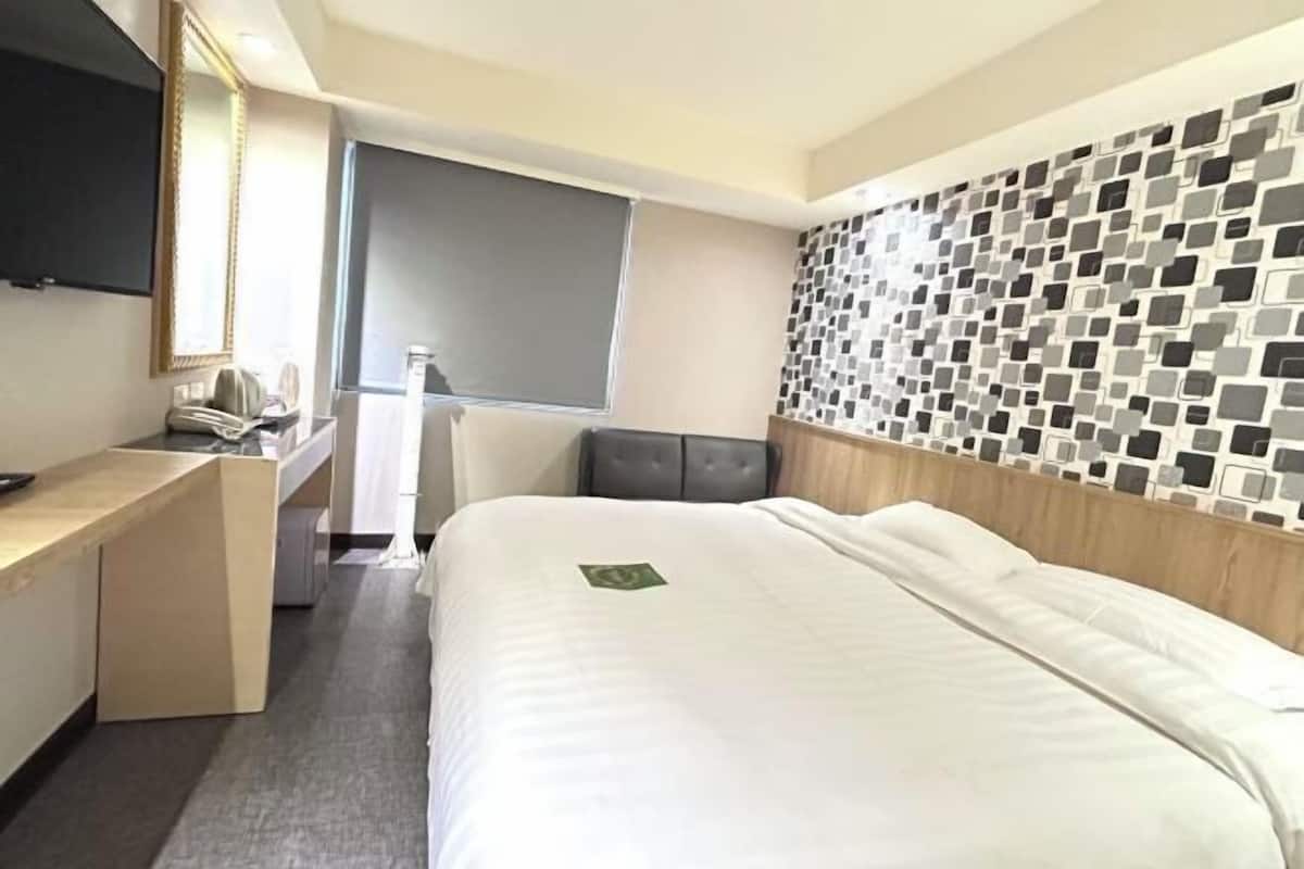Premium bedding, down duvets, Select Comfort beds, desk