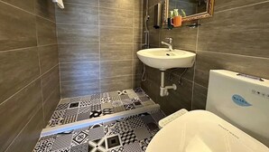 A bathroom with a shower, sink, and toilet. - Jinhwa Hotel (Keelung)