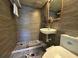 Business Double Room (I) | Bathroom | Separate tub and shower, free toiletries, hair dryer, slippers