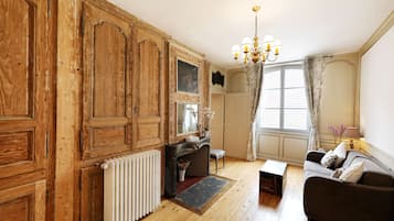 Fernseher, Kamin, DVD-Player, Musikbibliothek