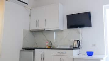 Triple Room, Balcony | 1 bedroom, iron/ironing board, free WiFi, bed sheets