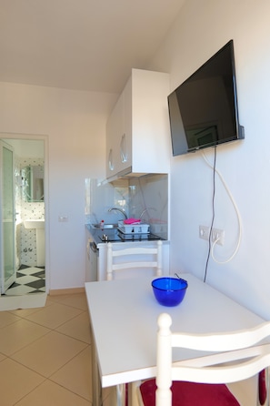 Double Room, Balcony | Private kitchen | Fridge, stovetop, dining tables - Guest House Gerard (Ksamil)
