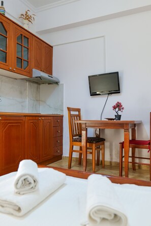 Kühlschrank, Herdplatte, Esstisch