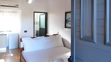 Triple Room, Balcony | 1 bedroom, iron/ironing board, free WiFi, bed sheets