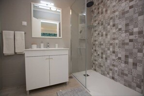 Dusche, Haartrockner, Handtücher, Toilettenpapier